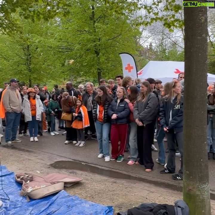 Chantal Janzen - 47.9K Likes - Felix, Willem en James! 🧡🇳🇱
Laatstgenoemde speelt pas ‘n jaartje gitaar, en Koningsdag was hun eerste keer samen ‘spelen in het wild’, knap!
swipe naar 2e filmpje>
Colonel Parker, hier in ‘t paars, stond er trots achter. De hele dag. Ook wel Hekking genaamd.
Handen in de zakken, relaxed glimlachend. Zit al jaren in de bizz. En met een gaap aan ‘t eind, zo van ‘Doorspelen guys, we moeten zo nog naar de Kelderbar in Groningen.’
Ze zijn te boeken!
Je krijgt die manager erbij.
Vraagt 20%, maar met een raketijs kom je al heel een heel eind.
