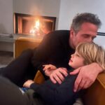 Chantal Janzen Instagram – 29 maart 2018. Om 07.30u belde ik naar de afdeling Verloskunde om te vragen hoe laat we mochten komen. We wisten dat ik op deze dag ingeleid zou worden. Om 11u stonden we op de gang daar, en zagen we dat de verloskamers namen van landen hadden. We stonden het dichtste bij ‘Mexico’, maar die wilden we niet want daar hebben we allebei iets tegen. Leg ik nog wel ‘s uit.
We kregen kamer Mexico. Er volgden weeënopwekkers door middel van een infuus en ze braken m’n vliezen. Rond 17u was er 4 centimeter ontsluiting. Gelukkig dacht ie toen nog niet ‘laat ik eens komen’ want dan had ik nooit meer kunnen fietsen, onder andere. Rond 17.40u zei ik tegen Marco dat ik zin had in bozen en frambessen. En de morfinepomp was nog niet eens aangesloten. En toen volgde een super uurtje: weeënstorm. Ik probeerde uit te tunen maar had op dat moment het gevoel alsof ik vanaf m’n maag en m’n hele onderkant in een doorgedraaide shredder vastzat. Ik zei dat de ruggenprik nu wel mocht komen. Op het moment dat de anesthesist middenin een van de pijnlijkste weeën zei ‘Je moet nu voorover bukken’ wilde ik op dat moment roepen ‘Sterf Jeroen’ maar ik zei OOOKEEEEEE en dat was beter. Voor Jeroen.
Om 22.30u werd er een kindje geboren wat niet huilde, waar ik van schrok en daarom riep ‘Gaat het goed met ‘m??’ Alles was ok. Hij had een glimlach op z’n gezicht. Achteraf dacht ik dat ik dit alleen zag door de morfinepomp, maar Marco zag het ook. ‘Als je zelf naar het toilet bent geweest mag je naar huis’, zei de verpleegkundige. Ik zei, met 4 verse hechtingen: ‘Nou ik weet één ding: ik ga nooit meer poepen’.
‘Jawel’, zei ze resoluut, ‘dat doe jij wel mevrouwtje’, zei ze met een heerlijk accent door haar Surinaamse roots.
Om 04.00u ‘s nachts kwamen we thuis en maakten we James, Isaa en Zion wakker, Essie via facetime. We legden Bobby naast James in bed en ik heb van geluk heel lang gehuild. Ik keek naar Bobby en dacht: Alles is goed.
Jouw oma, mijn moeder, noemt jou ‘De eeuwige glimlach’. En daar heeft ze gelijk in.
We houden met z’n allen zo van jou, onze kleine geluksbrenger. Je bent een zon in zoveel levens. En nu ben je 6. Ik verheug me op alles wat nog komen gaat met jou. ❤️🎈