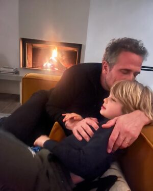 Chantal Janzen Instagram - 29 maart 2018. Om 07.30u belde ik naar de afdeling Verloskunde om te vragen hoe laat we mochten komen. We wisten dat ik op deze dag ingeleid zou worden. Om 11u stonden we op de gang daar, en zagen we dat de verloskamers namen van landen hadden. We stonden het dichtste bij ‘Mexico’, maar die wilden we niet want daar hebben we allebei iets tegen. Leg ik nog wel ‘s uit. 
We kregen kamer Mexico. Er volgden weeënopwekkers door middel van een infuus en ze braken m’n vliezen. Rond 17u was er 4 centimeter ontsluiting. Gelukkig dacht ie toen nog niet ‘laat ik eens komen’ want dan had ik nooit meer kunnen fietsen, onder andere. Rond 17.40u zei ik tegen Marco dat ik zin had in bozen en frambessen. En de morfinepomp was nog niet eens aangesloten. En toen volgde een super uurtje: weeënstorm. Ik probeerde uit te tunen maar had op dat moment het gevoel alsof ik vanaf m’n maag en m’n hele onderkant in een doorgedraaide shredder vastzat. Ik zei dat de ruggenprik nu wel mocht komen. Op het moment dat de anesthesist middenin een van de pijnlijkste weeën zei ‘Je moet nu voorover bukken’ wilde ik op dat moment roepen ‘Sterf Jeroen’ maar ik zei OOOKEEEEEE en dat was beter. Voor Jeroen. 
Om 22.30u werd er een kindje geboren wat niet huilde, waar ik van schrok en daarom riep ‘Gaat het goed met ‘m??’ Alles was ok. Hij had een glimlach op z’n gezicht. Achteraf dacht ik dat ik dit alleen zag door de morfinepomp, maar Marco zag het ook. ‘Als je zelf naar het toilet bent geweest mag je naar huis’, zei de verpleegkundige. Ik zei, met 4 verse hechtingen: ‘Nou ik weet één ding: ik ga nooit meer poepen’. 
‘Jawel’, zei ze resoluut, ‘dat doe jij wel mevrouwtje’, zei ze met een heerlijk accent door haar Surinaamse roots. 
Om 04.00u ‘s nachts kwamen we thuis en maakten we James, Isaa en Zion wakker, Essie via facetime. We legden Bobby naast James in bed en ik heb van geluk heel lang gehuild. Ik keek naar Bobby en dacht: Alles is goed. 
Jouw oma, mijn moeder, noemt jou ‘De eeuwige glimlach’. En daar heeft ze gelijk in. 
We houden met z’n allen zo van jou, onze kleine geluksbrenger. Je bent een zon in zoveel levens. En nu ben je 6. Ik verheug me op alles wat nog komen gaat met jou. ❤️🎈