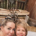 Chantal Janzen Instagram – Kerstvakantie in the Cotswolds❤️

1. Bob en z’n moeder

2. Onze treehouse voor de nacht. Zó gezellig was dit

3. Het hotel heeft voor iedere gast wellies klaarstaan bij hun huisje (zachte dikke rubberen laarzen in dit geval) en we wandelden naar ‘n dorpje. Voornamelijk in de modder. ASMR liefhebber? In m’n stories heb ik dan een toppertje voor je

4. Als ware Downton Abbey-fanaten liepen m’n man ik met (bijna te enge) blije grimassen rond. Sprookjesachtige dorpen en huizen hier

5. We zagen zelfs ‘n zeer knap house 

6. Wellies are my new thing

7. Hij vindt het nog steeds leuk met z’n ouders. 
Zegt ie. (Godzijdank🥹❤️)

8. Wellie & Wally: wannabe Downton Abbey-figuranten

9. Je kon buiten in bad. Waar toen een hert en eekhoorns voorbij kwamen, maar ik zag ze niet, Bobby zei het. Dus je kunt dit ook als níet waar beschouwen want kleuters zijn vaak zeer onbetrouwbaar in hun informatie

10. Dit was niet de naam van ons huisje
❤️