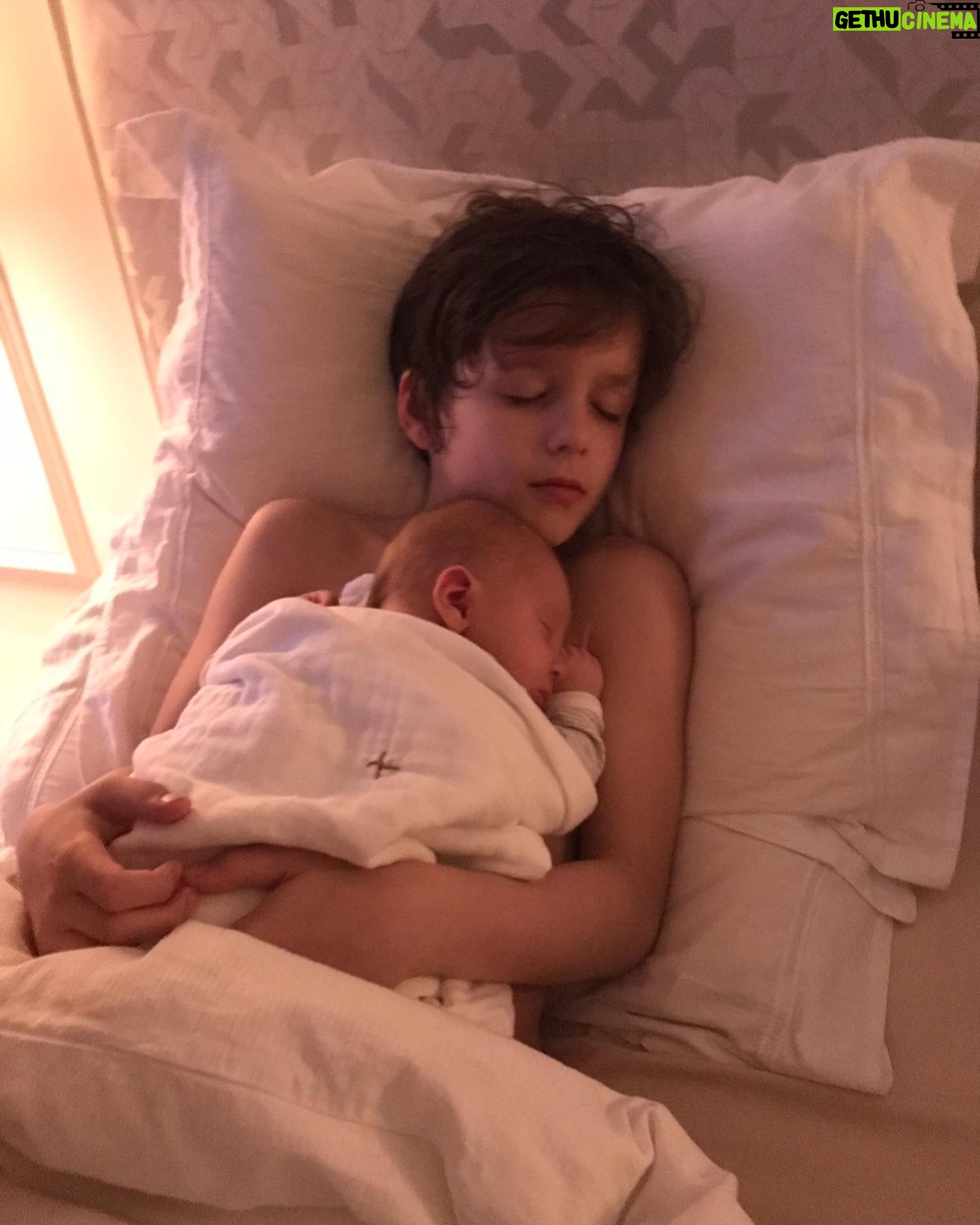 Chantal Janzen - 116.5K Likes - Deze baby is vandaag 14 jaar geworden.
Zijn hele basischooltijd zei er ieder jaar wel een docent: ‘Hadden we maar 30 James’en in de klas’. Uiteraard heb ik daar geen gehoor aan gegeven want dan had ik 30x moeten bevallen. Maar: Ik snap wel heel goed waarom ze dat zeiden. Want met deze lieve leuke grappige creatieve mooie jongen is het al 14 jaar feest.
Man wat ben ik trots dat ik zijn moeder mag zijn.
❤️JAMES 14❤️