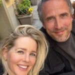 Chantal Janzen Instagram – Vandaag was Bob’s eerste zwemles. Wij dronken koffie in de zon om de hoek, hadden 40 minuten even geen kinderen, maakten van dit zeldzame moment ‘n foto, stuurden ‘m naar mijn moeder, en verder hadden we het 40 minuten over, jawel, de kinderen. En ook al was het voor ons beiden niet de eerste keer hier, we stonden tòch weer veel te vroeg in de gang van het zwembad bij de klapdeuren, en konden het niet laten om stiekem te gluren. Wat niet mocht, maar wat we natuurlijk toch deden. Want zijn opa is altijd badmeester geweest dus die móet een filmpje krijgen. We zagen ons moment schoon toen hij zonder andere kindjes was, en kregen een breed lachend jongetje in beeld dat vol trots een zwemslag met z’n benen deed die totaal ondefinieerbaar was maar uitermate enthousiast uitzag. En je wéét dat het goed gaat, maar toch denk je altijd even vantevoren ‘ik hóóp dat het goed gaat’. En over een tijd, volgende week zelfs al, is dit alles alweer normaal voor hem, en voor ons. Maar ze zijn altijd ontroerend, die eerste momenten. 
Want het blijft bijzonder toch, alle ‘eerste keren’ voor je kinderen? Hoe jong of oud ze ook zijn. 
Wij vonden vandaag weer van wel 💛