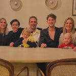 Chantal Janzen Instagram – 29 maart 2018. Om 07.30u belde ik naar de afdeling Verloskunde om te vragen hoe laat we mochten komen. We wisten dat ik op deze dag ingeleid zou worden. Om 11u stonden we op de gang daar, en zagen we dat de verloskamers namen van landen hadden. We stonden het dichtste bij ‘Mexico’, maar die wilden we niet want daar hebben we allebei iets tegen. Leg ik nog wel ‘s uit.
We kregen kamer Mexico. Er volgden weeënopwekkers door middel van een infuus en ze braken m’n vliezen. Rond 17u was er 4 centimeter ontsluiting. Gelukkig dacht ie toen nog niet ‘laat ik eens komen’ want dan had ik nooit meer kunnen fietsen, onder andere. Rond 17.40u zei ik tegen Marco dat ik zin had in bozen en frambessen. En de morfinepomp was nog niet eens aangesloten. En toen volgde een super uurtje: weeënstorm. Ik probeerde uit te tunen maar had op dat moment het gevoel alsof ik vanaf m’n maag en m’n hele onderkant in een doorgedraaide shredder vastzat. Ik zei dat de ruggenprik nu wel mocht komen. Op het moment dat de anesthesist middenin een van de pijnlijkste weeën zei ‘Je moet nu voorover bukken’ wilde ik op dat moment roepen ‘Sterf Jeroen’ maar ik zei OOOKEEEEEE en dat was beter. Voor Jeroen.
Om 22.30u werd er een kindje geboren wat niet huilde, waar ik van schrok en daarom riep ‘Gaat het goed met ‘m??’ Alles was ok. Hij had een glimlach op z’n gezicht. Achteraf dacht ik dat ik dit alleen zag door de morfinepomp, maar Marco zag het ook. ‘Als je zelf naar het toilet bent geweest mag je naar huis’, zei de verpleegkundige. Ik zei, met 4 verse hechtingen: ‘Nou ik weet één ding: ik ga nooit meer poepen’.
‘Jawel’, zei ze resoluut, ‘dat doe jij wel mevrouwtje’, zei ze met een heerlijk accent door haar Surinaamse roots.
Om 04.00u ‘s nachts kwamen we thuis en maakten we James, Isaa en Zion wakker, Essie via facetime. We legden Bobby naast James in bed en ik heb van geluk heel lang gehuild. Ik keek naar Bobby en dacht: Alles is goed.
Jouw oma, mijn moeder, noemt jou ‘De eeuwige glimlach’. En daar heeft ze gelijk in.
We houden met z’n allen zo van jou, onze kleine geluksbrenger. Je bent een zon in zoveel levens. En nu ben je 6. Ik verheug me op alles wat nog komen gaat met jou. ❤️🎈