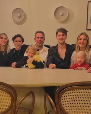 Chantal Janzen Instagram - 29 maart 2018. Om 07.30u belde ik naar de afdeling Verloskunde om te vragen hoe laat we mochten komen. We wisten dat ik op deze dag ingeleid zou worden. Om 11u stonden we op de gang daar, en zagen we dat de verloskamers namen van landen hadden. We stonden het dichtste bij ‘Mexico’, maar die wilden we niet want daar hebben we allebei iets tegen. Leg ik nog wel ‘s uit. 
We kregen kamer Mexico. Er volgden weeënopwekkers door middel van een infuus en ze braken m’n vliezen. Rond 17u was er 4 centimeter ontsluiting. Gelukkig dacht ie toen nog niet ‘laat ik eens komen’ want dan had ik nooit meer kunnen fietsen, onder andere. Rond 17.40u zei ik tegen Marco dat ik zin had in bozen en frambessen. En de morfinepomp was nog niet eens aangesloten. En toen volgde een super uurtje: weeënstorm. Ik probeerde uit te tunen maar had op dat moment het gevoel alsof ik vanaf m’n maag en m’n hele onderkant in een doorgedraaide shredder vastzat. Ik zei dat de ruggenprik nu wel mocht komen. Op het moment dat de anesthesist middenin een van de pijnlijkste weeën zei ‘Je moet nu voorover bukken’ wilde ik op dat moment roepen ‘Sterf Jeroen’ maar ik zei OOOKEEEEEE en dat was beter. Voor Jeroen. 
Om 22.30u werd er een kindje geboren wat niet huilde, waar ik van schrok en daarom riep ‘Gaat het goed met ‘m??’ Alles was ok. Hij had een glimlach op z’n gezicht. Achteraf dacht ik dat ik dit alleen zag door de morfinepomp, maar Marco zag het ook. ‘Als je zelf naar het toilet bent geweest mag je naar huis’, zei de verpleegkundige. Ik zei, met 4 verse hechtingen: ‘Nou ik weet één ding: ik ga nooit meer poepen’. 
‘Jawel’, zei ze resoluut, ‘dat doe jij wel mevrouwtje’, zei ze met een heerlijk accent door haar Surinaamse roots. 
Om 04.00u ‘s nachts kwamen we thuis en maakten we James, Isaa en Zion wakker, Essie via facetime. We legden Bobby naast James in bed en ik heb van geluk heel lang gehuild. Ik keek naar Bobby en dacht: Alles is goed. 
Jouw oma, mijn moeder, noemt jou ‘De eeuwige glimlach’. En daar heeft ze gelijk in. 
We houden met z’n allen zo van jou, onze kleine geluksbrenger. Je bent een zon in zoveel levens. En nu ben je 6. Ik verheug me op alles wat nog komen gaat met jou. ❤️🎈
