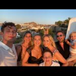 Chantal Janzen Instagram – Deze baby is vandaag 14 jaar geworden.
Zijn hele basischooltijd zei er ieder jaar wel een docent: ‘Hadden we maar 30 James’en in de klas’. Uiteraard heb ik daar geen gehoor aan gegeven want dan had ik 30x moeten bevallen. Maar: Ik snap wel heel goed waarom ze dat zeiden. Want met deze lieve leuke grappige creatieve mooie jongen is het al 14 jaar feest. 
Man wat ben ik trots dat ik zijn moeder mag zijn. 
❤️JAMES 14❤️