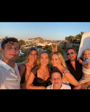 Chantal Janzen Instagram - Deze baby is vandaag 14 jaar geworden.
Zijn hele basischooltijd zei er ieder jaar wel een docent: ‘Hadden we maar 30 James’en in de klas’. Uiteraard heb ik daar geen gehoor aan gegeven want dan had ik 30x moeten bevallen. Maar: Ik snap wel heel goed waarom ze dat zeiden. Want met deze lieve leuke grappige creatieve mooie jongen is het al 14 jaar feest. 
Man wat ben ik trots dat ik zijn moeder mag zijn. 
❤️JAMES 14❤️