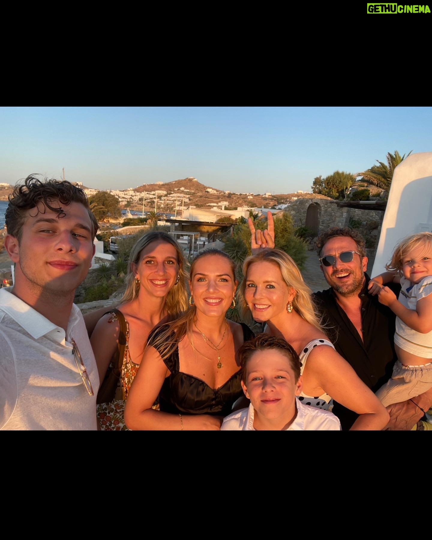 Chantal Janzen - 116.5K Likes - Deze baby is vandaag 14 jaar geworden.
Zijn hele basischooltijd zei er ieder jaar wel een docent: ‘Hadden we maar 30 James’en in de klas’. Uiteraard heb ik daar geen gehoor aan gegeven want dan had ik 30x moeten bevallen. Maar: Ik snap wel heel goed waarom ze dat zeiden. Want met deze lieve leuke grappige creatieve mooie jongen is het al 14 jaar feest.
Man wat ben ik trots dat ik zijn moeder mag zijn.
❤️JAMES 14❤️