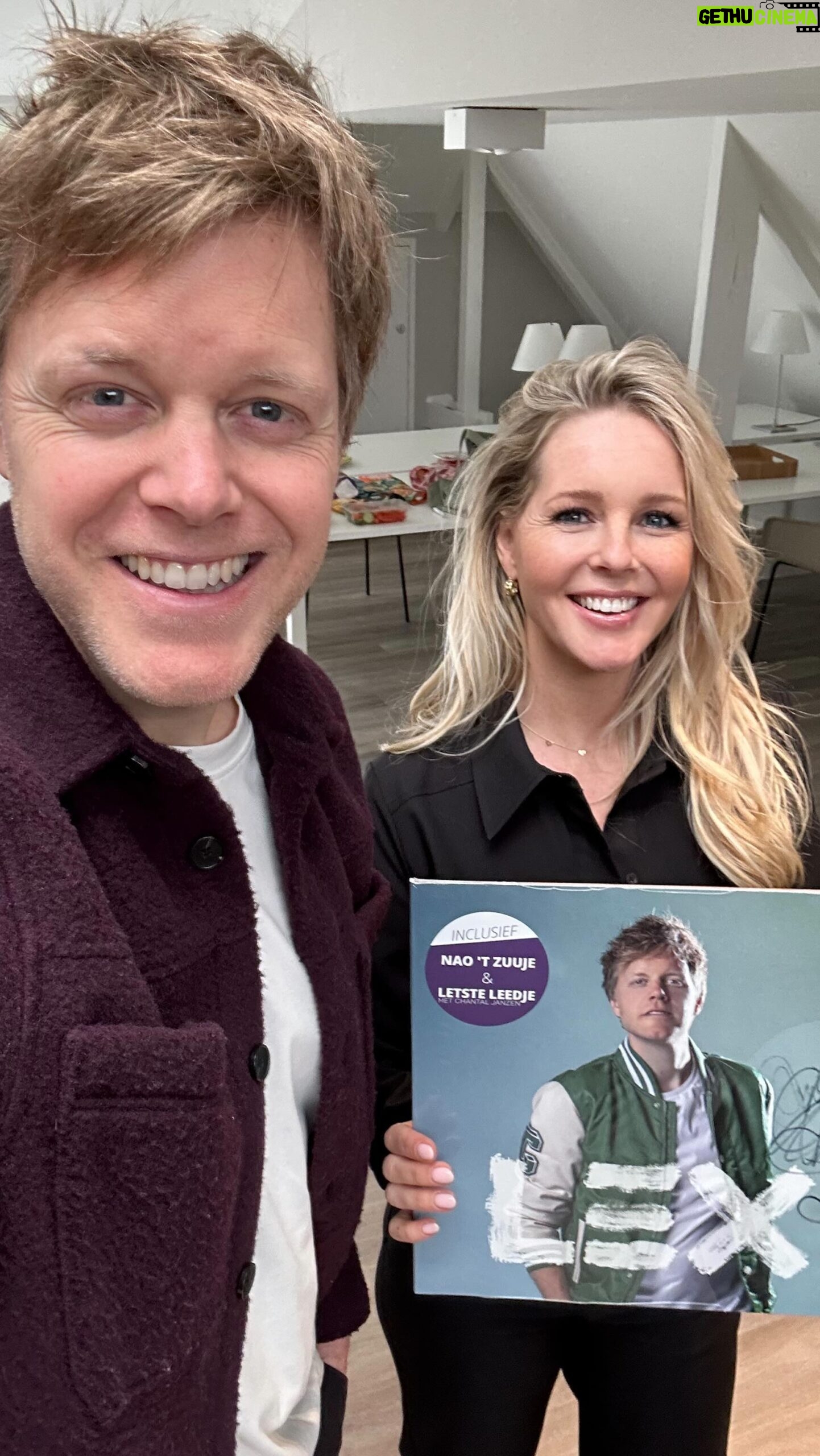 Chantal Janzen Instagram - ♥️🔥Wie helpt Chantal en mij de Limburge100 in? 🫶🏼 STEM (#linkinbio) op ‘t Letste Leedje en win ‘n gesigneerd album! 🎁🖋️ Danke Venlo, Tegele, Limburg, en de res van ‘t Zuuje!
