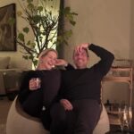 Chantal Janzen Instagram - Dit is onze knapste foto van 2024 tot nu toe. Wat niet moeilijk was want ‘t was hier pas 01.24u. Ik hoop dat we er nog overheen komen, maar pfoeh dat gaat moeilijk zijn hoor, want wat een meesterwerk dit, Femke. Dat jullie jaar maar net zo vet mag zijn als onze lach hier. En als onze kinnen. Een heel gelukkig mooi gezond en liefdevol 2024 lieve allemaal!!!❤️ Zin in dit jaar vol mooi nieuws..!! 🤫🙏🏻✨ En voor de plant achter ons, zie ik nu, ook een heel mooi nieuw jaar gewenst. En vooral sterkte. Eh, iedereen heeft toch wel eens een plant in huis die ‘t niet goed doet?? Zeg ja 📷 @femkedeveer
