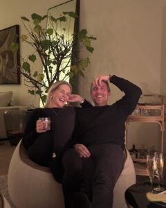 Chantal Janzen Instagram - Dit is onze knapste foto van 2024 tot nu toe. Wat niet moeilijk was want ‘t was hier pas 01.24u. Ik hoop dat we er nog overheen komen, maar pfoeh dat gaat moeilijk zijn hoor, want wat een meesterwerk dit, Femke. Dat jullie jaar maar net zo vet mag zijn als onze lach hier. En als onze kinnen. Een heel gelukkig mooi gezond en liefdevol 2024 lieve allemaal!!!❤️ Zin in dit jaar vol mooi nieuws..!! 🤫🙏🏻✨ En voor de plant achter ons, zie ik nu, ook een heel mooi nieuw jaar gewenst. En vooral sterkte. Eh, iedereen heeft toch wel eens een plant in huis die ‘t niet goed doet?? Zeg ja 📷 @femkedeveer