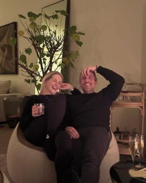 Chantal Janzen Instagram - Dit is onze knapste foto van 2024 tot nu toe. Wat niet moeilijk was want ‘t was hier pas 01.24u. Ik hoop dat we er nog overheen komen, maar pfoeh dat gaat moeilijk zijn hoor, want wat een meesterwerk dit, Femke. 
Dat jullie jaar maar net zo vet mag zijn als onze lach hier. En als onze kinnen.
Een heel gelukkig mooi gezond en liefdevol 2024 lieve allemaal!!!❤️ 
Zin in dit jaar vol mooi nieuws..!! 🤫🙏🏻✨

En voor de plant achter ons, zie ik nu, ook een heel mooi nieuw jaar gewenst. En vooral sterkte. 
Eh, iedereen heeft toch wel eens een plant in huis die ‘t niet goed doet?? Zeg ja

📷 @femkedeveer