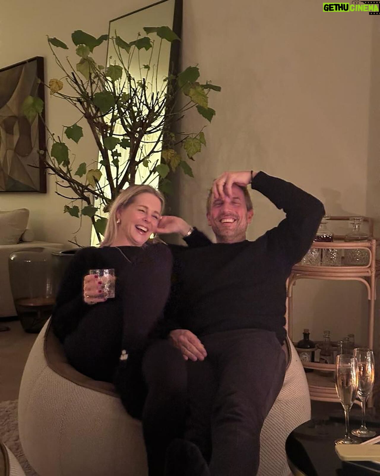 Chantal Janzen - 49.9K Likes - Dit is onze knapste foto van 2024 tot nu toe. Wat niet moeilijk was want ‘t was hier pas 01.24u. Ik hoop dat we er nog overheen komen, maar pfoeh dat gaat moeilijk zijn hoor, want wat een meesterwerk dit, Femke.
Dat jullie jaar maar net zo vet mag zijn als onze lach hier. En als onze kinnen.
Een heel gelukkig mooi gezond en liefdevol 2024 lieve allemaal!!!❤️
Zin in dit jaar vol mooi nieuws..!! 🤫🙏🏻✨
En voor de plant achter ons, zie ik nu, ook een heel mooi nieuw jaar gewenst. En vooral sterkte.
Eh, iedereen heeft toch wel eens een plant in huis die ‘t niet goed doet?? Zeg ja
📷 @femkedeveer