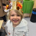 Chantal Janzen Instagram – 29 maart 2018. Om 07.30u belde ik naar de afdeling Verloskunde om te vragen hoe laat we mochten komen. We wisten dat ik op deze dag ingeleid zou worden. Om 11u stonden we op de gang daar, en zagen we dat de verloskamers namen van landen hadden. We stonden het dichtste bij ‘Mexico’, maar die wilden we niet want daar hebben we allebei iets tegen. Leg ik nog wel ‘s uit.
We kregen kamer Mexico. Er volgden weeënopwekkers door middel van een infuus en ze braken m’n vliezen. Rond 17u was er 4 centimeter ontsluiting. Gelukkig dacht ie toen nog niet ‘laat ik eens komen’ want dan had ik nooit meer kunnen fietsen, onder andere. Rond 17.40u zei ik tegen Marco dat ik zin had in bozen en frambessen. En de morfinepomp was nog niet eens aangesloten. En toen volgde een super uurtje: weeënstorm. Ik probeerde uit te tunen maar had op dat moment het gevoel alsof ik vanaf m’n maag en m’n hele onderkant in een doorgedraaide shredder vastzat. Ik zei dat de ruggenprik nu wel mocht komen. Op het moment dat de anesthesist middenin een van de pijnlijkste weeën zei ‘Je moet nu voorover bukken’ wilde ik op dat moment roepen ‘Sterf Jeroen’ maar ik zei OOOKEEEEEE en dat was beter. Voor Jeroen.
Om 22.30u werd er een kindje geboren wat niet huilde, waar ik van schrok en daarom riep ‘Gaat het goed met ‘m??’ Alles was ok. Hij had een glimlach op z’n gezicht. Achteraf dacht ik dat ik dit alleen zag door de morfinepomp, maar Marco zag het ook. ‘Als je zelf naar het toilet bent geweest mag je naar huis’, zei de verpleegkundige. Ik zei, met 4 verse hechtingen: ‘Nou ik weet één ding: ik ga nooit meer poepen’.
‘Jawel’, zei ze resoluut, ‘dat doe jij wel mevrouwtje’, zei ze met een heerlijk accent door haar Surinaamse roots.
Om 04.00u ‘s nachts kwamen we thuis en maakten we James, Isaa en Zion wakker, Essie via facetime. We legden Bobby naast James in bed en ik heb van geluk heel lang gehuild. Ik keek naar Bobby en dacht: Alles is goed.
Jouw oma, mijn moeder, noemt jou ‘De eeuwige glimlach’. En daar heeft ze gelijk in.
We houden met z’n allen zo van jou, onze kleine geluksbrenger. Je bent een zon in zoveel levens. En nu ben je 6. Ik verheug me op alles wat nog komen gaat met jou. ❤️🎈