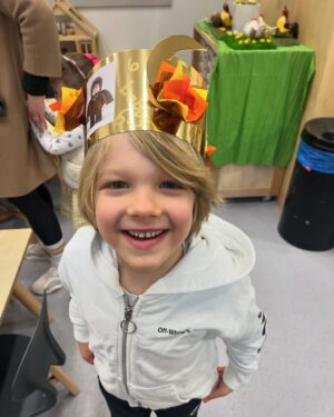 Chantal Janzen Instagram - 29 maart 2018. Om 07.30u belde ik naar de afdeling Verloskunde om te vragen hoe laat we mochten komen. We wisten dat ik op deze dag ingeleid zou worden. Om 11u stonden we op de gang daar, en zagen we dat de verloskamers namen van landen hadden. We stonden het dichtste bij ‘Mexico’, maar die wilden we niet want daar hebben we allebei iets tegen. Leg ik nog wel ‘s uit. 
We kregen kamer Mexico. Er volgden weeënopwekkers door middel van een infuus en ze braken m’n vliezen. Rond 17u was er 4 centimeter ontsluiting. Gelukkig dacht ie toen nog niet ‘laat ik eens komen’ want dan had ik nooit meer kunnen fietsen, onder andere. Rond 17.40u zei ik tegen Marco dat ik zin had in bozen en frambessen. En de morfinepomp was nog niet eens aangesloten. En toen volgde een super uurtje: weeënstorm. Ik probeerde uit te tunen maar had op dat moment het gevoel alsof ik vanaf m’n maag en m’n hele onderkant in een doorgedraaide shredder vastzat. Ik zei dat de ruggenprik nu wel mocht komen. Op het moment dat de anesthesist middenin een van de pijnlijkste weeën zei ‘Je moet nu voorover bukken’ wilde ik op dat moment roepen ‘Sterf Jeroen’ maar ik zei OOOKEEEEEE en dat was beter. Voor Jeroen. 
Om 22.30u werd er een kindje geboren wat niet huilde, waar ik van schrok en daarom riep ‘Gaat het goed met ‘m??’ Alles was ok. Hij had een glimlach op z’n gezicht. Achteraf dacht ik dat ik dit alleen zag door de morfinepomp, maar Marco zag het ook. ‘Als je zelf naar het toilet bent geweest mag je naar huis’, zei de verpleegkundige. Ik zei, met 4 verse hechtingen: ‘Nou ik weet één ding: ik ga nooit meer poepen’. 
‘Jawel’, zei ze resoluut, ‘dat doe jij wel mevrouwtje’, zei ze met een heerlijk accent door haar Surinaamse roots. 
Om 04.00u ‘s nachts kwamen we thuis en maakten we James, Isaa en Zion wakker, Essie via facetime. We legden Bobby naast James in bed en ik heb van geluk heel lang gehuild. Ik keek naar Bobby en dacht: Alles is goed. 
Jouw oma, mijn moeder, noemt jou ‘De eeuwige glimlach’. En daar heeft ze gelijk in. 
We houden met z’n allen zo van jou, onze kleine geluksbrenger. Je bent een zon in zoveel levens. En nu ben je 6. Ik verheug me op alles wat nog komen gaat met jou. ❤️🎈