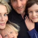 Chantal Janzen Instagram – Deze baby is vandaag 14 jaar geworden.
Zijn hele basischooltijd zei er ieder jaar wel een docent: ‘Hadden we maar 30 James’en in de klas’. Uiteraard heb ik daar geen gehoor aan gegeven want dan had ik 30x moeten bevallen. Maar: Ik snap wel heel goed waarom ze dat zeiden. Want met deze lieve leuke grappige creatieve mooie jongen is het al 14 jaar feest. 
Man wat ben ik trots dat ik zijn moeder mag zijn. 
❤️JAMES 14❤️