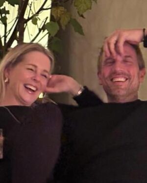 Chantal Janzen Instagram - Dit is onze knapste foto van 2024 tot nu toe. Wat niet moeilijk was want ‘t was hier pas 01.24u. Ik hoop dat we er nog overheen komen, maar pfoeh dat gaat moeilijk zijn hoor, want wat een meesterwerk dit, Femke. 
Dat jullie jaar maar net zo vet mag zijn als onze lach hier. En als onze kinnen.
Een heel gelukkig mooi gezond en liefdevol 2024 lieve allemaal!!!❤️ 
Zin in dit jaar vol mooi nieuws..!! 🤫🙏🏻✨

En voor de plant achter ons, zie ik nu, ook een heel mooi nieuw jaar gewenst. En vooral sterkte. 
Eh, iedereen heeft toch wel eens een plant in huis die ‘t niet goed doet?? Zeg ja

📷 @femkedeveer