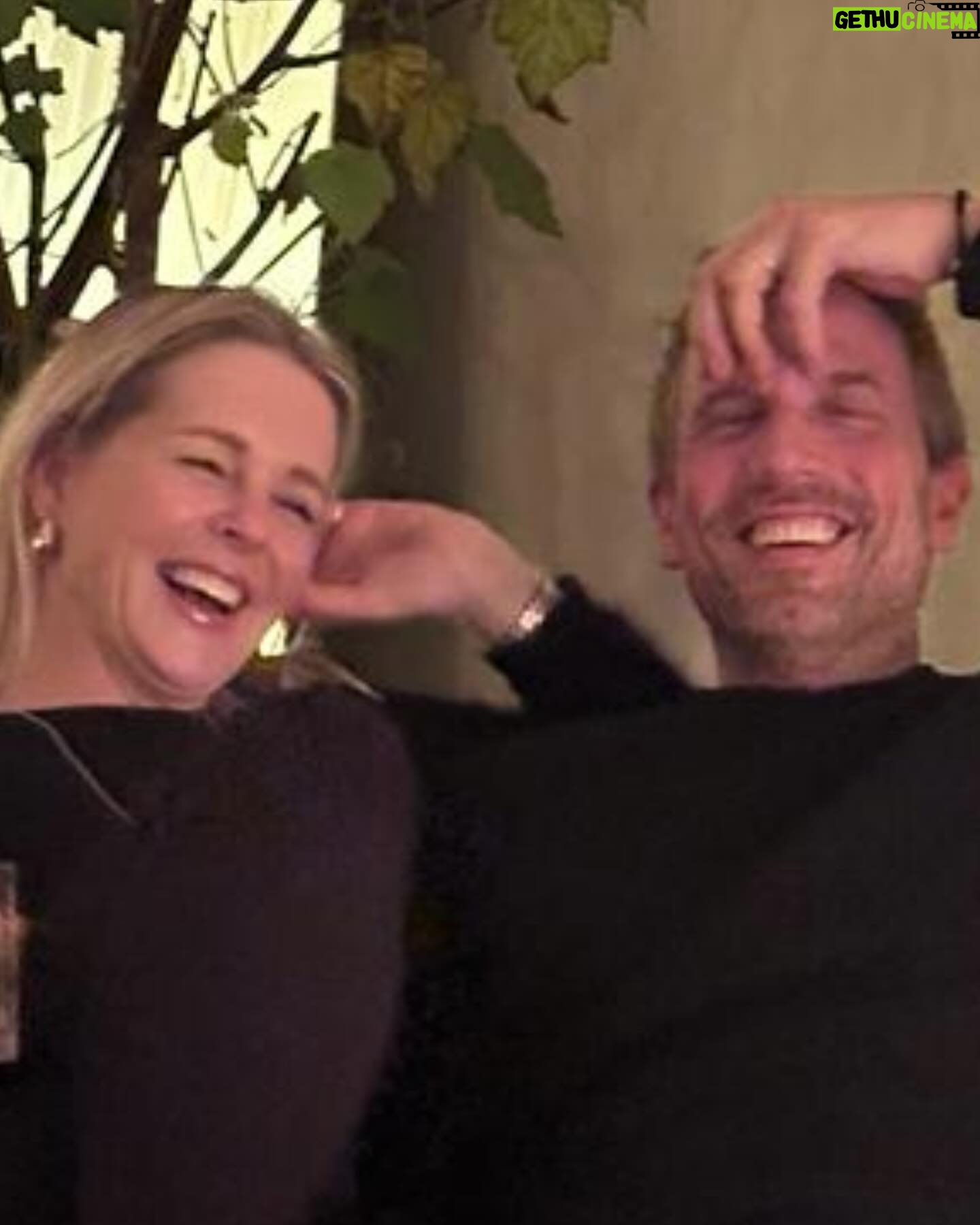 Chantal Janzen - 49.9K Likes - Dit is onze knapste foto van 2024 tot nu toe. Wat niet moeilijk was want ‘t was hier pas 01.24u. Ik hoop dat we er nog overheen komen, maar pfoeh dat gaat moeilijk zijn hoor, want wat een meesterwerk dit, Femke.
Dat jullie jaar maar net zo vet mag zijn als onze lach hier. En als onze kinnen.
Een heel gelukkig mooi gezond en liefdevol 2024 lieve allemaal!!!❤️
Zin in dit jaar vol mooi nieuws..!! 🤫🙏🏻✨
En voor de plant achter ons, zie ik nu, ook een heel mooi nieuw jaar gewenst. En vooral sterkte.
Eh, iedereen heeft toch wel eens een plant in huis die ‘t niet goed doet?? Zeg ja
📷 @femkedeveer