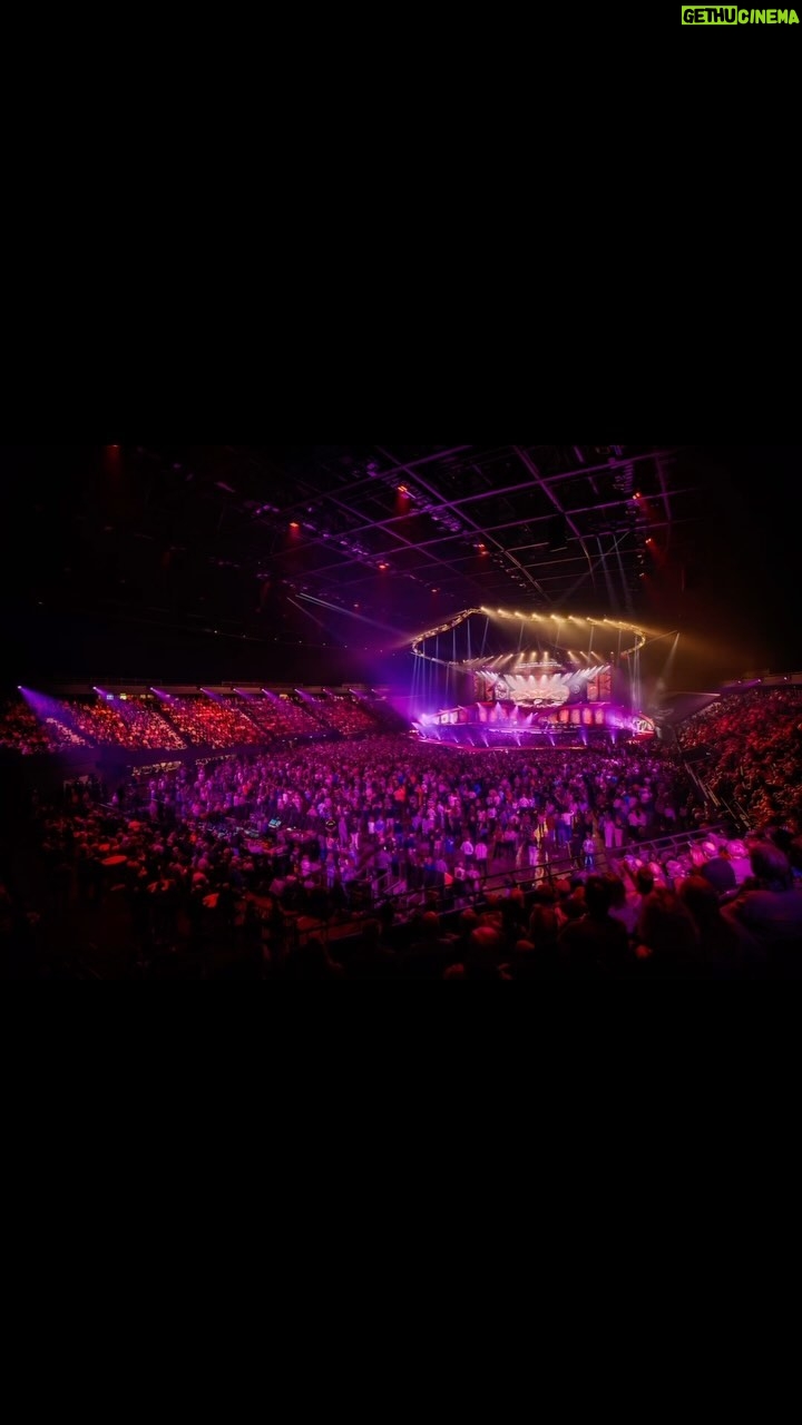 Chantal Janzen Instagram - Het begon als een grap, ein kleiner Witz. ‘Laten we eens beginnen met een klein zaaltje’, zeiden Jan en ik ‘n paar jaar geleden in Ahoy tijdens de presentatie van het Eurovisie Songfestival, over onze guilty pleasure: een schlager festival. Dat is niet gelukt. Beetje uit de hand gelopen. FESTIVAL DER LIEBE 2024 5 & 6 april AHOY, Rotterdam. Het was fantastisch! Volgend jaar weer! Grote dank aan de top gastartiesten @fransbauer @denniechristiancom @vajenvandenbosch @jeffreyparmentier @marcoschuitmaker @maradonnie @coenensander @mcbrainpower en schlager legende @heino.offiziell Dank aan de Marcel Fisser band en de dansers van Natasja Lammers, Sander van der Ham, dank aan de productie, aan de gehele crew: iedereen achter de schermen, Ahoy residents, Volendam Music &C media, dank aan iedereen die hieraan meegewerkt heeft, het is een geweldig project geworden. En… aan iedereen die gekomen is: DANKJEWEL @jansmit my partner in schlager❤️ 📸 @nathanreinds