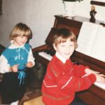 Chantal Janzen Instagram – Of ik iets met de piano heb, was de vraag van Rtl toen ze dit programma aan me voorlegden. Dat ik ‘iets met piano heb’ is een understatement. Ik ben ermee opgegroeid. Ik weet niet beter dan dat ik altijd pianospel hoorde thuis, en dat kwam door mijn vader. Mijn broer en ik zijn opgevoed met heel veel muziek thuis, jazz, Nina Simone, veeeel Duitse schlagers, chansons (mama), James Last, Richard Clayderman, Louis van Dijk, allemaal gespeeld door papa op de piano. Want *zet nu je Jambers-stem op*: Overdag was hij zweminstructeur, maar ‘s avonds en in de weekenden was hij pianist. Daar verdiende hij niet de wereld mee, maar hij MOEST het doen. Vanuit zichzelf, vanuit de liefde voor dat instrument. Nu geniet hij van zijn pensioen, maar speelt nog steeds. Zoals ‘n paar keer per week vrijwillig in de hal van het ziekenhuis in Venlo. ‘Om ‘t voor de mensen daar wat leuker te maken’, zegt hij zelf. Trots zijn we op ‘m. M’n broer en ik, en later ook onze kinderen werden al vanaf dat we baby waren op die kruk gezet. Iedere keer als ik pianospel hoor brengt het me thuis. Herinneringen uit en voor het leven. Alleen maar moois, warms en goeds. Iedereen heeft toch wel íets met de piano?
Zo’n openbare piano die wordt bespeeld op een station, op een plein, in een hal, of op straat brengt altijd iets positiefs. Ik denk dan altijd Wie zíj́n deze mensen? Wat is hun verhaal? Wat doen ze in ‘t dagelijks leven? Met plezier en ontroerd mocht ik naast hen zitten en luisteren naar de amateur-pianisten die plaats namen op onze kruk. En ik heb er niet doorheen gekwaakt (zie laatste video). Met als verrassing voor hen, worden bewonderd door 1 van onze beste concertpianisten @dariavandenbercken , en @dominicseldisofficial en @vanvelzenmusic . 
En nu mogen JULLIE hier eindelijk van genieten. Van hun verhalen, hun drijfveer en vooral: hun liefde voor de piano. Het favoriete muziekinstrument van de mens. 
Ik hoop dat jullie gaan kijken. En mocht je iets anders gaan kijken, hallo nieuwe wereld, kijk het dan terug. Want ja, het is een gedurfd programma van en bij Rtl.❤️
En dankjewel pap

Vanavond 20.30u op Rtl4, De Piano.