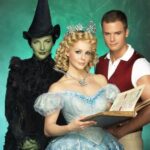 Chantal Janzen Instagram - In honor of ‘WICKED 20’ Happy 20th anniversary @wicked_musical @wicked_worldwide #wickedfamilyforgood #glinda #WICKED20 💗💚 #lievewonderfulwillie #lieveshmashingsjimbo 📸 @govertderoos Visagie: @gerda_koekoek