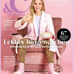 Chantal Janzen Instagram – In mijn eigen tijgerlegging (heb deze al 6 jaar), eigen badjas, eigen fleecesokken, eigen slippers, kortom: 
In mn eigen ‘Thuis op de bank’-outfit op de cover. 
Heer-lijk. Ik wil niet meer anders. Mn styliste Kelly had een relaxte dag (of kon je stylinghart dit juist niet goed aan,  @kelly_huijsman_styling ?)
Dit alles moest zo zijn omdat de &C-redactie mij voor dit issue vroeg wat voor, en hoe ik series kijk thuis. 
Welke ik kijk en ook wat ik dan eet vertel ik uitgebreid in mijn editorial. Hoe ik gekleed ben zie je dus alvast hier, op een foto die overigens qua gezichtsexpressie en houding oorspronkelijk gewoon effe als een ‘gebbetje tussendoor’-foto bedoeld was. En toen ineens moest deze het worden, vonden ze. Weer van geleerd, zullen we maar zeggen. 
In dit nummer krijg je van ons maar liefst 67!!!! serie-tips (WANNEER MOETEN WE DIT IN VREDESNAAM KIJKEN???) , en lees je in dit nummer: 
-de analyse ‘waarom samen iets kijken goed is voor je relatie(dip),
 -een openhartige @jennifermaryhoffman over haar nieuwste project, het moederschap en de interesse in en het gebruiken van psychedelische drugs, 
-deelt @missenvyperu alles over de pittige weg die zij af heeft moeten leggen,
-vertelt Jojanneke over haar transgender dochter, 
 en naast alle shopping-, travel-, en beautytips en columns van o.a @leonieterbraak @karsu @hilanoorzai  @carmenfelix en @jamesworthysenior , krijgen jullie dus nogmaals als dikke vette extra: ZEVENENZESTIG SERIE-TIPS DIE JE GEZIEN MÓET HEBBEN. Het is echt een nummer geworden om van te smullen. 

Alvast wat tips van mij: 
The Biggest little farm
The Crown (duh)
Halftime (vonden jullie ons JLo ook zo ongelukkig lijken?) 
After life
Death to me 
Shelley in Wonderland (van documentairemaker @sophiedros )
The White Lotus 2e seizoen (net pas begonnen, ben er tot nu toe licht depressief van, wordt het nog ‘lichter’, oftewel: WAAROM IS IEDEREEN HIER ZO ENTHOUSIAST OVER??) 
📽️ Wat kijken jullie? Wat raden jullie aan? Wellicht zijn we toch nog wat vergeten? Documentaires, fictie, reallife, roept u maar!👇🏼