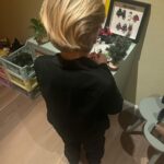 Chantal Janzen Instagram - ❤️ 1. Zelf gestylede outfit voor het kerstdiner op school 2. Het haar moest gekamd en er moest ‘van dat haarspul’ in en ‘het luchtje van Leco’ moest op 3. Toen hij hoorde dat hij niet z’n hele huisraad mee naar ‘t kerstdiner mocht nemen