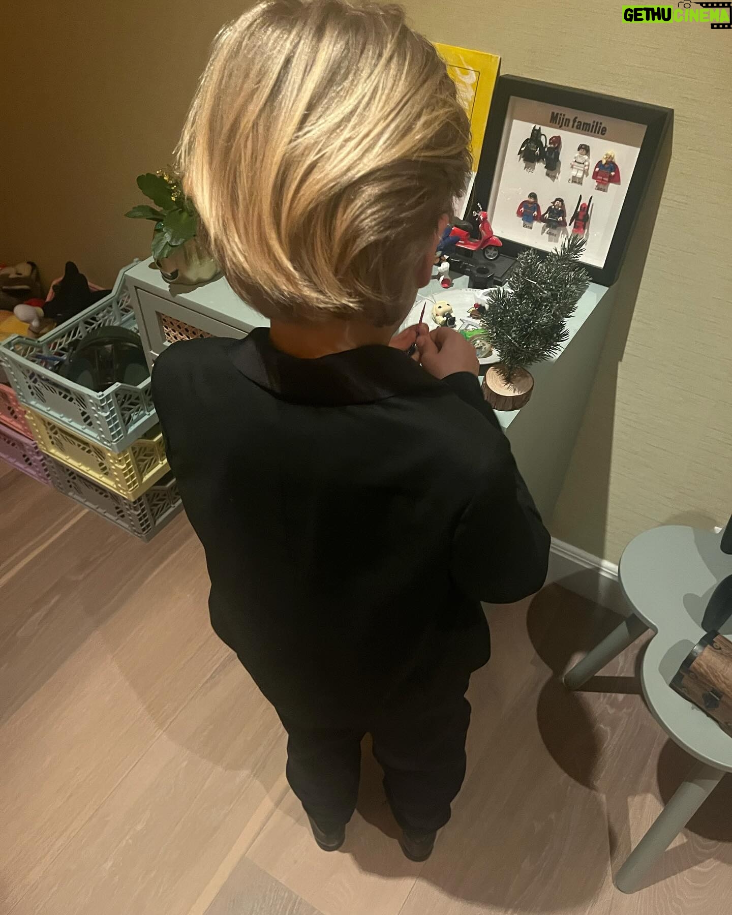 Chantal Janzen Instagram - ❤️ 1. Zelf gestylede outfit voor het kerstdiner op school 2. Het haar moest gekamd en er moest ‘van dat haarspul’ in en ‘het luchtje van Leco’ moest op 3. Toen hij hoorde dat hij niet z’n hele huisraad mee naar ‘t kerstdiner mocht nemen