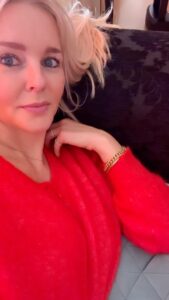 Chantal Janzen Instagram - Ik lig effe bij m’n ouders op de bank, en m’n moeder zet net een door haar geschild ‘eppelke’ voor me neer: ‘Dow mos good aete dees waek met al det gedans en gedeuns’.😂🥹 Net als vroeger. Och man ik hoop dat ik nog heel heel lang van deze momenten èn van de door hen geschilde partjes kan genieten❤️ #opjedrieenveertigste #detgedansengedeuns #datgedansengedoe #dievatiunddiemutti #ospapenosmam #liefde #kleingrootgelukhoor #eppelke #stiltevoordeziggostorm