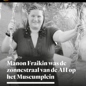 Chantal Janzen Instagram - 13.50u, onze lieve oude oppas appt me: ‘Jeetje, Manon is dood, wist je dat…?’
Ik wist ‘t niet. 
Manon is geen familie. Geen vriendin, geen kennis. Maar toch zag ik haar vaak. Ze is een zogenaamde ‘zonnestraal op je dag’. Was. Want Manon is er dus niet meer. Twee maanden geleden zag ik haar voor het laatst, bij ‘mijn’ Albert Heijn. Manon was caissière, en een begrip daar. Ze maakte ‘n praatje met echt iedereen. Ik werd altijd begroet met een vrolijke ‘Heej lieve schat!’, met daarna altijd de vraag: ‘Hoe is ut met je ouders? Zeg je vader dat ie weer ‘s langs komt!’ Bobby en onze oude oppas waren fan van haar. Als Bob zag dat Manon er was gingen z’n handjes al de lucht in. “Zès alweer??’ zei Manon dan ook laatst toen ik vertelde dat hij bijna jarig is. ‘Ja Manon, de tijd vliegt’, zei ik cliché. ‘Niet piepe schat’, gewoon geniete!’ antwoordde ze streng.
Ieder mens heeft wel één of meerdere Manon’s in z’n leven: mensen die je niet ècht kent, waarvan je niet eens weet waar ze wonen of hoe ze van achteren heten. Maar het zijn mensen die je toch vaak, soms dagelijks, ziet en die jou met een praatje, hoe kort ook, altijd een fijn gevoel geven. Een kleine energiebom, een geluksinjectie, een zonnestraal. Wiens gesprek of woorden je op een grauwe dag kunnen opbeuren. Die hebben jullie vast allemaal toch? Ze maken je dag. De oudere portier bij het hotel waar ik sport die vaak verteld over zn moeder, of Joke van de bakker die net met pensioen is. De man van de bloemenstal die iedere keer zoveel verteld over slechts één bloem. De interieurverzorger die ik zó vaak tegenkom in theaters en studio’s waar ik werk, maar me iedere keer weer überblij begroet alsof we elkaar 20 jaar niet hebben gezien. Die ene moeder van school, de jongen van de koffietent die je iedere ochtend met de vrolijkste ogen een ‘fijne dahaag’  wenst. Bij deze een dankjewel aan alle Manon’s op deze wereld. En zeg het hen maar eens. Dat ze je dag maken. Want ik heb het haar nooit verteld, helaas. Jullie zijn de kleurenspikkels op een softijs. 
Rust zacht lief mens. Dank voor het jarenlang maken van ieders dag daar❤️ 
‘Niet piepe, gewoon geniete’. 

Foto @hetparool Lees hier ook het mooie stuk over Manon.