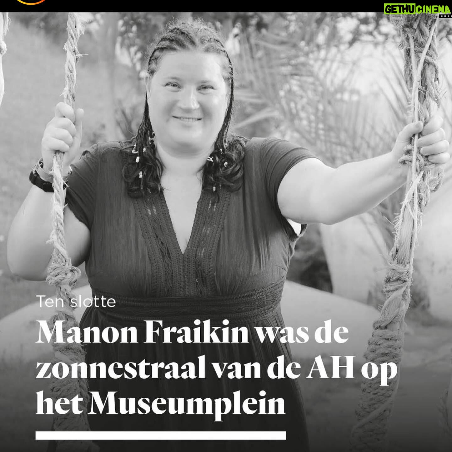 Chantal Janzen - 83.6K Likes - 13.50u, onze lieve oude oppas appt me: ‘Jeetje, Manon is dood, wist je dat…?’
Ik wist ‘t niet.
Manon is geen familie. Geen vriendin, geen kennis. Maar toch zag ik haar vaak. Ze is een zogenaamde ‘zonnestraal op je dag’. Was. Want Manon is er dus niet meer. Twee maanden geleden zag ik haar voor het laatst, bij ‘mijn’ Albert Heijn. Manon was caissière, en een begrip daar. Ze maakte ‘n praatje met echt iedereen. Ik werd altijd begroet met een vrolijke ‘Heej lieve schat!’, met daarna altijd de vraag: ‘Hoe is ut met je ouders? Zeg je vader dat ie weer ‘s langs komt!’ Bobby en onze oude oppas waren fan van haar. Als Bob zag dat Manon er was gingen z’n handjes al de lucht in. “Zès alweer??’ zei Manon dan ook laatst toen ik vertelde dat hij bijna jarig is. ‘Ja Manon, de tijd vliegt’, zei ik cliché. ‘Niet piepe schat’, gewoon geniete!’ antwoordde ze streng.
Ieder mens heeft wel één of meerdere Manon’s in z’n leven: mensen die je niet ècht kent, waarvan je niet eens weet waar ze wonen of hoe ze van achteren heten. Maar het zijn mensen die je toch vaak, soms dagelijks, ziet en die jou met een praatje, hoe kort ook, altijd een fijn gevoel geven. Een kleine energiebom, een geluksinjectie, een zonnestraal. Wiens gesprek of woorden je op een grauwe dag kunnen opbeuren. Die hebben jullie vast allemaal toch? Ze maken je dag. De oudere portier bij het hotel waar ik sport die vaak verteld over zn moeder, of Joke van de bakker die net met pensioen is. De man van de bloemenstal die iedere keer zoveel verteld over slechts één bloem. De interieurverzorger die ik zó vaak tegenkom in theaters en studio’s waar ik werk, maar me iedere keer weer überblij begroet alsof we elkaar 20 jaar niet hebben gezien. Die ene moeder van school, de jongen van de koffietent die je iedere ochtend met de vrolijkste ogen een ‘fijne dahaag’ wenst. Bij deze een dankjewel aan alle Manon’s op deze wereld. En zeg het hen maar eens. Dat ze je dag maken. Want ik heb het haar nooit verteld, helaas. Jullie zijn de kleurenspikkels op een softijs.
Rust zacht lief mens. Dank voor het jarenlang maken van ieders dag daar❤️
‘Niet piepe, gewoon geniete’.
Foto @hetparool Lees hier ook het mooie stuk over Manon.