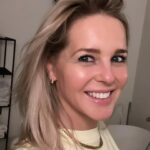 Chantal Janzen Instagram – Goedemorgen! Badkamer-selfie situatie:
Gelukkig nieuw haar. New hair, do care❤️

Nieuw project, nieuw haar. Eerste schooldag-gevoel. Zo cool. Zoveel zin in. Tis geen tv programma. Binnenkort meer. 
Fijne week beste mensen, maak er weer wat goeds van! En als je er tegenop ziet: noem 1 ding waar je (wel) zin in hebt deze week. Helpt.👇🏼