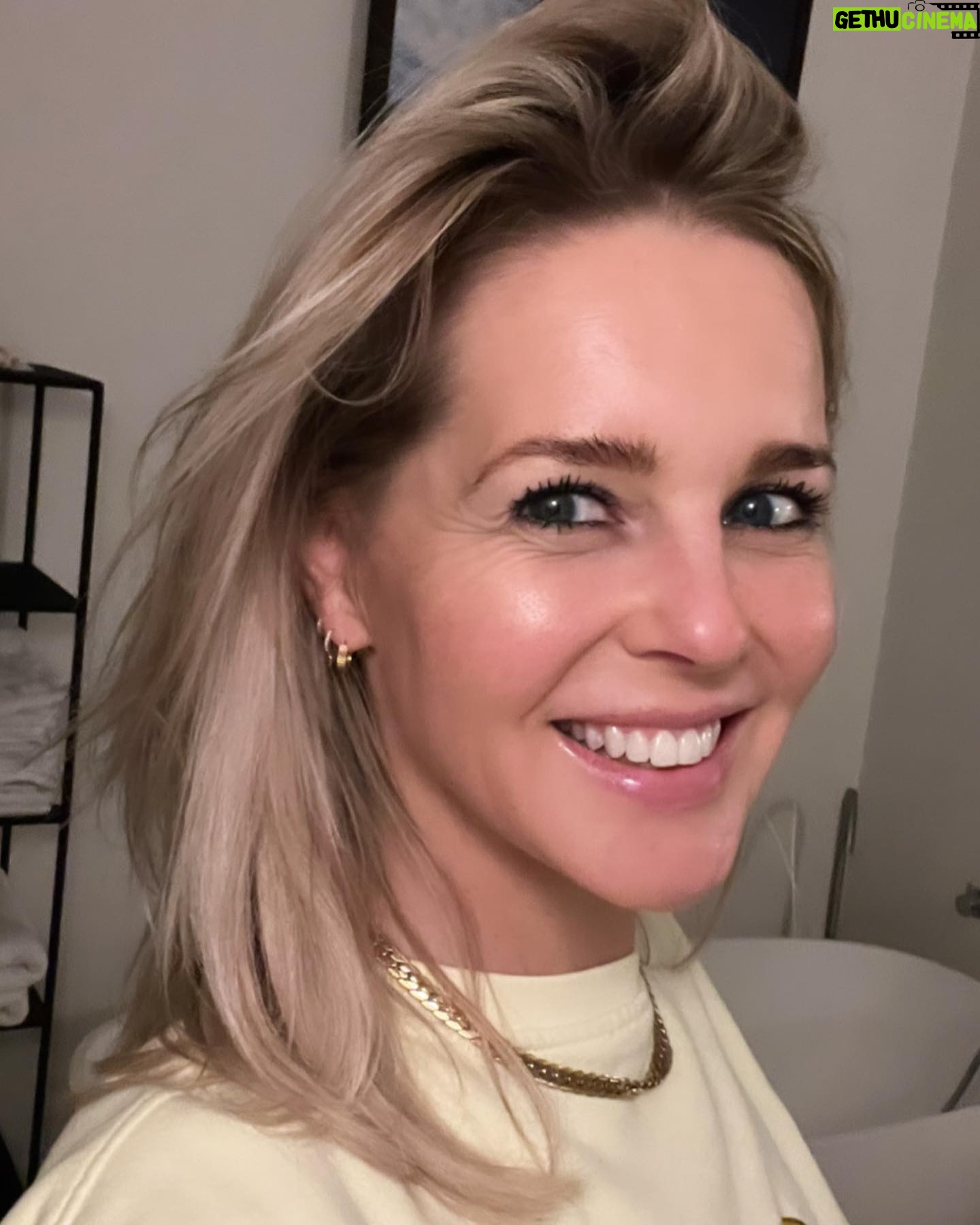 Chantal Janzen Instagram - Goedemorgen! Badkamer-selfie situatie: Gelukkig nieuw haar. New hair, do care❤️ Nieuw project, nieuw haar. Eerste schooldag-gevoel. Zo cool. Zoveel zin in. Tis geen tv programma. Binnenkort meer. Fijne week beste mensen, maak er weer wat goeds van! En als je er tegenop ziet: noem 1 ding waar je (wel) zin in hebt deze week. Helpt.👇🏼