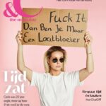 Chantal Janzen Instagram – Fuck it, dan ben je maar een laatbloeier. @dudewithsign had het ook kunnen zeggen. De wereldberoemde influencer die al jaren foto’s maakt met immer rake teksten op slechts een stuk karton, was voor deze cover DE inspiratie. Want als ik het mag zeggen, MOEST zeggen, want ik moest het voorwoord schrijven, jullie hoeven en moeten helemaal niet van alles en het hoeft dus ook vooral niet nú. Bloedirritant lijkt het me, als je nu in de dertig bent en door je omgeving als laatbloeier wordt bestempeld. Want als we de buitenwereld – of dat geniepige stemmetje in ons achterhoofd – moeten geloven, moeten we van alles en moeten we dat vooral nú. NU zorgen dat je een relatie fikst, NU zorgen dat je op het juiste carrièrepad beland bent, NU zorgen dat je spaargeld hebt, NU een huis en als dat allemaal op orde is: NU uitzoeken of een kind je überhaupt gegeven is. Denk niet dat je na je dertigste, en zelfs niet na je veertigste, alleen maar haast moet hebben of voor veiligheid moet gaan. En denk ook niet dat je voor die langgekoesterde carrièreswitch, of al die andere plannen te laat of te oud bent. Durf, als je leefomstandigheden dat toelaten, te wachten op iets goeds, en niet voor de eerste de beste aanbieding (of partner) te gaan. Neem. Je. Tijd. En nee, natuurlijk heb je voor verschillende dingen niet oneindig de tijd, maar op laten jagen door je omgeving, die het in jouw ogen ‘wèl allemaal al voor elkaar heeft’, nein. Je hoeft je geen loser te voelen. Niet nodig, niet doen. Luister maar naar tante Sjetal. Die zich nooooit heeft laten opjagen en noooooit overhaaste beslissingen heeft genomen in d’r leven… 🙈
Laat maar.
Ook spreken we acteur @walidbenmbarek
over o.a Mocro Maffia, zijn levensstijl en wat hij écht vindt van de acteerwereld: “Een klein, vooral wit wereldje met veel vriendjespolitiek. Wie niet binnen de kaders viel, zoals ik als jongen van kleur, had vaak pech.” Tot slot lees je de verhalen van verschillende laatbloeiers die bewijzen dat het nooit te laat is. Inspirerend en hoopgevend.
Dit en nog veel meer lees je in de nieuwste &C.
Vanaf morgen ligt ‘ie in de winkels.
Online bestellen? Via link in bio of check m’n stories.
#andc #dudewithsign