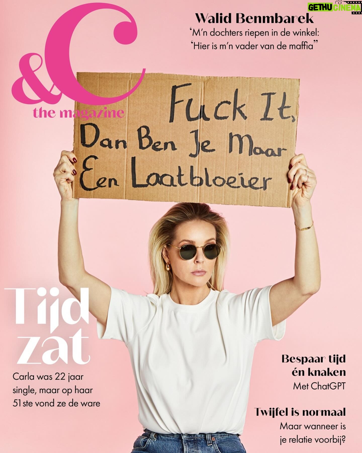 Chantal Janzen Instagram - Fuck it, dan ben je maar een laatbloeier. @dudewithsign had het ook kunnen zeggen. De wereldberoemde influencer die al jaren foto’s maakt met immer rake teksten op slechts een stuk karton, was voor deze cover DE inspiratie. Want als ik het mag zeggen, MOEST zeggen, want ik moest het voorwoord schrijven, jullie hoeven en moeten helemaal niet van alles en het hoeft dus ook vooral niet nú. Bloedirritant lijkt het me, als je nu in de dertig bent en door je omgeving als laatbloeier wordt bestempeld. Want als we de buitenwereld – of dat geniepige stemmetje in ons achterhoofd – moeten geloven, moeten we van alles en moeten we dat vooral nú. NU zorgen dat je een relatie fikst, NU zorgen dat je op het juiste carrièrepad beland bent, NU zorgen dat je spaargeld hebt, NU een huis en als dat allemaal op orde is: NU uitzoeken of een kind je überhaupt gegeven is. Denk niet dat je na je dertigste, en zelfs niet na je veertigste, alleen maar haast moet hebben of voor veiligheid moet gaan. En denk ook niet dat je voor die langgekoesterde carrièreswitch, of al die andere plannen te laat of te oud bent. Durf, als je leefomstandigheden dat toelaten, te wachten op iets goeds, en niet voor de eerste de beste aanbieding (of partner) te gaan. Neem. Je. Tijd. En nee, natuurlijk heb je voor verschillende dingen niet oneindig de tijd, maar op laten jagen door je omgeving, die het in jouw ogen ‘wèl allemaal al voor elkaar heeft’, nein. Je hoeft je geen loser te voelen. Niet nodig, niet doen. Luister maar naar tante Sjetal. Die zich nooooit heeft laten opjagen en noooooit overhaaste beslissingen heeft genomen in d’r leven… 🙈 Laat maar. Ook spreken we acteur @walidbenmbarek over o.a Mocro Maffia, zijn levensstijl en wat hij écht vindt van de acteerwereld: “Een klein, vooral wit wereldje met veel vriendjespolitiek. Wie niet binnen de kaders viel, zoals ik als jongen van kleur, had vaak pech.” Tot slot lees je de verhalen van verschillende laatbloeiers die bewijzen dat het nooit te laat is. Inspirerend en hoopgevend. Dit en nog veel meer lees je in de nieuwste &C. Vanaf morgen ligt ‘ie in de winkels. Online bestellen? Via link in bio of check m’n stories. #andc #dudewithsign