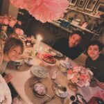 Chantal Janzen Instagram - 45 💕 Gisteren niks gepost, want: feest. Bij deze het verslag van ‘n feestdag: 1. Gisterenochtend verrassings feestontbijt in roze. Janken. 2. De liefste briefjes. Ook janken. 3. Deze 3… Jank. 4. Voorzitter van de Feestcommissie❤️ 5. Meesterknutselaar van kado’s voor al uw verjaardagen 6. Ik vier ‘t later keigroots, dus wilde op de dag zelf niks doen. Dat vond vriendin @tirza.luttik niet kunnen dus toen zat gisterenmiddag toch nog de keukentafel vol met leuke mensen. Die ik gelukkig wel allemaal kende. Weer janken. 7. Veel moois kreeg ik, van mn James die ieder jaar de liefste beste kado’s geeft, van mn big brother Roger, maar ook deze knallers van, wie anders, @tina10a 💕. Want, wie heeft er nou een mok van Udo Jürgens?? IK. 8. ‘S avonds kookten mijn mannen @zgeeratz en ons Marco en hadden @isaageeratz @esmee_geeratz @zgeeratz de liefste kado’s 9. Maar de beste kado’s in mn leven zijn de liefde tussen al onze kinderen. Zie hier 3 broers die knuffelen. Ik weer bijna janken. 10. De makers, de GOAT’S, de opperhoofden, de allerliefsten: John en Joke❤️ die mij op de wereld hebben gezet middenin de Carnavalstijd. Het was dus eigenlijk één grote, onverwachte liefdesexplosie, deze verjaardag, waarop en waardoor ik voornamelijk heb gejankt de ganse dag. Van blijdschap. En hormonen. Vrees ik. Maar wat ik ook nog even wil zeggen, ik ben geen ‘verjaardagsvierder’. Ik werk ook meestal op mn verjaardag, vind het altijd ongemakkelijk om mn eigen feest te vieren. Maar het afgelopen jaar was om allerlei redenen pittig, en mede daarom zeg ik bij deze: ik ga dat veranderen. Ik ga alles vieren vanaf nu. Ook al is ‘t maar klein. Want het is je grootste goed als je ieder jaar weer met een gezond lijf een jaar ouder MAG worden. Yep, nu jank ik weer. Helemaal top deze nieuwe fase. En voor eenieder die ik niet persoonlijk kan bedanken: dankjewel voor jullie lieve berichten, kaartjes, kadootjes ❤️🙏🏻