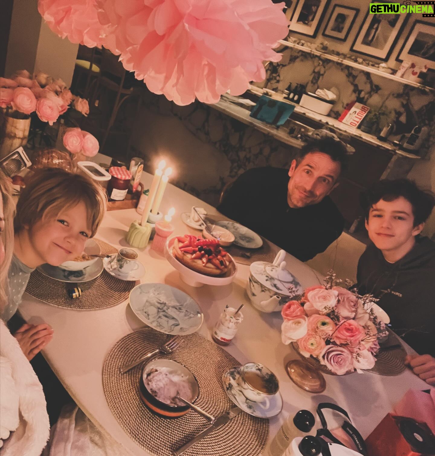 Chantal Janzen Instagram - 45 💕 Gisteren niks gepost, want: feest. Bij deze het verslag van ‘n feestdag: 1. Gisterenochtend verrassings feestontbijt in roze. Janken. 2. De liefste briefjes. Ook janken. 3. Deze 3… Jank. 4. Voorzitter van de Feestcommissie❤️ 5. Meesterknutselaar van kado’s voor al uw verjaardagen 6. Ik vier ‘t later keigroots, dus wilde op de dag zelf niks doen. Dat vond vriendin @tirza.luttik niet kunnen dus toen zat gisterenmiddag toch nog de keukentafel vol met leuke mensen. Die ik gelukkig wel allemaal kende. Weer janken. 7. Veel moois kreeg ik, van mn James die ieder jaar de liefste beste kado’s geeft, van mn big brother Roger, maar ook deze knallers van, wie anders, @tina10a 💕. Want, wie heeft er nou een mok van Udo Jürgens?? IK. 8. ‘S avonds kookten mijn mannen @zgeeratz en ons Marco en hadden @isaageeratz @esmee_geeratz @zgeeratz de liefste kado’s 9. Maar de beste kado’s in mn leven zijn de liefde tussen al onze kinderen. Zie hier 3 broers die knuffelen. Ik weer bijna janken. 10. De makers, de GOAT’S, de opperhoofden, de allerliefsten: John en Joke❤️ die mij op de wereld hebben gezet middenin de Carnavalstijd. Het was dus eigenlijk één grote, onverwachte liefdesexplosie, deze verjaardag, waarop en waardoor ik voornamelijk heb gejankt de ganse dag. Van blijdschap. En hormonen. Vrees ik. Maar wat ik ook nog even wil zeggen, ik ben geen ‘verjaardagsvierder’. Ik werk ook meestal op mn verjaardag, vind het altijd ongemakkelijk om mn eigen feest te vieren. Maar het afgelopen jaar was om allerlei redenen pittig, en mede daarom zeg ik bij deze: ik ga dat veranderen. Ik ga alles vieren vanaf nu. Ook al is ‘t maar klein. Want het is je grootste goed als je ieder jaar weer met een gezond lijf een jaar ouder MAG worden. Yep, nu jank ik weer. Helemaal top deze nieuwe fase. En voor eenieder die ik niet persoonlijk kan bedanken: dankjewel voor jullie lieve berichten, kaartjes, kadootjes ❤️🙏🏻