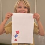 Chantal Janzen Instagram – Tja ik ben totaal bevooroordeeld, maar: dit is toch best ‘n knappe tekening voor ‘n 4 jarige? 
Hoe dan ook, zelf is ie er zéér trots op. Maar dat is overbodige informatie zoals je ziet. 
En dat op Dierendag. 
❤️ 
#georgepig #broertje #peppapig #peppa #george #rotstemmen #allebei #dierendag #varken
