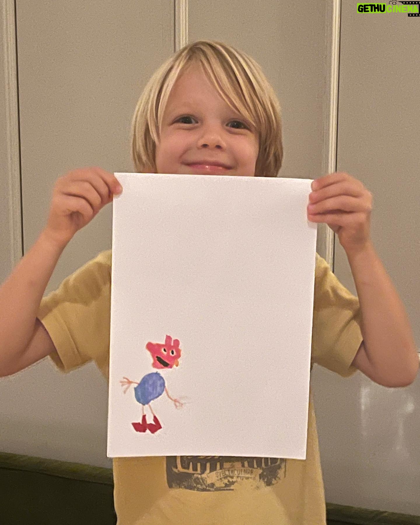 Chantal Janzen Instagram - Tja ik ben totaal bevooroordeeld, maar: dit is toch best ‘n knappe tekening voor ‘n 4 jarige? Hoe dan ook, zelf is ie er zéér trots op. Maar dat is overbodige informatie zoals je ziet. En dat op Dierendag. ❤️ #georgepig #broertje #peppapig #peppa #george #rotstemmen #allebei #dierendag #varken