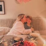 Chantal Janzen Instagram – 45 💕
Gisteren niks gepost, want: feest. Bij deze het verslag van ‘n feestdag:
1. Gisterenochtend verrassings feestontbijt in roze. Janken.
2. De liefste briefjes. Ook janken.
3. Deze 3… Jank.
4. Voorzitter van de Feestcommissie❤️
5. Meesterknutselaar van kado’s voor al uw verjaardagen
6. Ik vier ‘t later keigroots, dus wilde op de dag zelf niks doen. Dat vond vriendin @tirza.luttik niet kunnen dus toen zat gisterenmiddag toch nog de keukentafel vol met leuke mensen. Die ik gelukkig wel allemaal kende.
Weer janken.
7. Veel moois kreeg ik, van mn James die ieder jaar de liefste beste kado’s geeft, van mn big brother Roger, maar ook deze knallers van, wie anders, @tina10a 💕. Want, wie heeft er nou een mok van Udo Jürgens?? IK.
8. ‘S avonds kookten mijn mannen @zgeeratz en ons Marco en hadden @isaageeratz @esmee_geeratz @zgeeratz de liefste kado’s
9. Maar de beste kado’s in mn leven zijn de liefde tussen al onze kinderen. Zie hier 3 broers die knuffelen. Ik weer bijna janken.
10. De makers, de GOAT’S, de opperhoofden, de allerliefsten: John en Joke❤️ die mij op de wereld hebben gezet middenin de Carnavalstijd.
Het was dus eigenlijk één grote, onverwachte liefdesexplosie, deze verjaardag, waarop en waardoor ik voornamelijk heb gejankt de ganse dag. Van blijdschap.
En hormonen. Vrees ik.
Maar wat ik ook nog even wil zeggen, ik ben geen ‘verjaardagsvierder’. Ik werk ook meestal op mn verjaardag, vind het altijd ongemakkelijk om mn eigen feest te vieren. Maar het afgelopen jaar was om allerlei redenen pittig, en mede daarom zeg ik bij deze: ik ga dat veranderen. Ik ga alles vieren vanaf nu. Ook al is ‘t maar klein. Want het is je grootste goed als je ieder jaar weer met een gezond lijf een jaar ouder MAG worden.
Yep, nu jank ik weer. Helemaal top deze nieuwe fase.
En voor eenieder die ik niet persoonlijk kan bedanken: dankjewel voor jullie lieve berichten, kaartjes, kadootjes ❤️🙏🏻