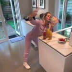 Chantal Janzen Instagram - Afgelopen vrijdag kwam m’n bonuszoon zo brak als ‘n kanarie de keuken in, plunderde zoals altijd onze koelkast, ging op het aanrecht zitten en ik hoorde hem snuivend van ‘t lachen ‘n foto maken. Vond ik al irritant. Hij moet mij altijd hebben. Ik was een foto aan het maken wat me nog niet goed lukte. Hij: Wat dóe jij? Ik: Foto aan ‘t maken met nieuwe spullen Hij: En dat moet zo moeilijk? Ik, geirriteerd: Nee niks moeilijk, ik wil ‘t juist gewóón hebben, lekker en fris Hij: Lekker en fris..? Ha! En waarom ga JIJ dan op de foto? Ik heb ‘m zonder te knipperen de spullen in zn handen geduwd, hij stribbelde pittig tegen met ‘oooh nee ècht niet, niet vandaag met m’n brakke kop, kijk m’n wallen, iedereen gaat dit zien joh!’. Maar te laat, kameraad. Dus: Komt dat zien komt dat zien mensen! Dit on-ge-lo-fe-lijk LEKKER EN FRIS model! Met onze nieuwste &C parels: CHOCOLADE EN JUICES!👄 Lekker en fris, dus. En onze &C Coffee was er ook al. Wat vanwege de aard van het product getoond wordt door iemand die het niet louter van z’n looks moet hebben, maar door iemand met karakter => zie laatste foto Nu had ik het liefste @zgeeratz op een niet-elektrische fiets door weer en wind door het land willen laten crossen, maar we ontwikkelen onze @andcgram lekkernijen samen met, èn ze zijn exclusief verkrijgbaar bij: @flinknederland En met de code FLINKXANDC, ontvang je als nieuwe klant €15 korting op je eerste bestelling vanaf €30. Superfijn! Voor bijvoorbeeld jongeren, die ineens geen toegang meer krijgen tot de koelkast van hun ouders! GENIET ERVAN! 🍫🧃 KIJK ZION HET WAS TOCH NIET ALLEEN MAAR VOOR INTERN GEBRUIK🤡 Oh en ik had jouw foto’s natuurlijk kúnnen photoshoppen maar: ik heb die app niet, want dat mocht ooit niet van jou, WEET JE NOG👋🏼