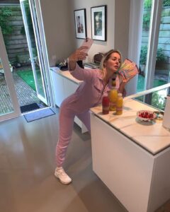 Chantal Janzen Instagram - Afgelopen vrijdag kwam m’n bonuszoon zo brak als ‘n kanarie de keuken in, plunderde zoals altijd onze koelkast, ging op het aanrecht zitten en ik hoorde hem snuivend van ‘t lachen ‘n foto maken. Vond ik al irritant. Hij moet mij altijd hebben. Ik was een foto aan het maken wat me nog niet goed lukte. Hij: Wat dóe jij? Ik: Foto aan ‘t maken met nieuwe spullen Hij: En dat moet zo moeilijk? Ik, geirriteerd: Nee niks moeilijk, ik wil ‘t juist gewóón hebben, lekker en fris Hij: Lekker en fris..? Ha! En waarom ga JIJ dan op de foto? Ik heb ‘m zonder te knipperen de spullen in zn handen geduwd, hij stribbelde pittig tegen met ‘oooh nee ècht niet, niet vandaag met m’n brakke kop, kijk m’n wallen, iedereen gaat dit zien joh!’. Maar te laat, kameraad. Dus: Komt dat zien komt dat zien mensen! Dit on-ge-lo-fe-lijk LEKKER EN FRIS model! Met onze nieuwste &C parels: CHOCOLADE EN JUICES!👄 Lekker en fris, dus. En onze &C Coffee was er ook al. Wat vanwege de aard van het product getoond wordt door iemand die het niet louter van z’n looks moet hebben, maar door iemand met karakter => zie laatste foto Nu had ik het liefste @zgeeratz op een niet-elektrische fiets door weer en wind door het land willen laten crossen, maar we ontwikkelen onze @andcgram lekkernijen samen met, èn ze zijn exclusief verkrijgbaar bij: @flinknederland En met de code FLINKXANDC, ontvang je als nieuwe klant €15 korting op je eerste bestelling vanaf €30. Superfijn! Voor bijvoorbeeld jongeren, die ineens geen toegang meer krijgen tot de koelkast van hun ouders! GENIET ERVAN! 🍫🧃 KIJK ZION HET WAS TOCH NIET ALLEEN MAAR VOOR INTERN GEBRUIK🤡 Oh en ik had jouw foto’s natuurlijk kúnnen photoshoppen maar: ik heb die app niet, want dat mocht ooit niet van jou, WEET JE NOG👋🏼