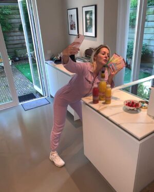 Chantal Janzen Instagram - Afgelopen vrijdag kwam m’n bonuszoon zo brak als ‘n kanarie de keuken in, plunderde zoals altijd onze koelkast, ging op het aanrecht zitten en ik hoorde hem snuivend van ‘t lachen ‘n foto maken. 
Vond ik al irritant. Hij moet mij altijd hebben. 
Ik was een foto aan het maken wat me nog niet goed lukte. 
Hij: Wat dóe jij?
Ik: Foto aan ‘t maken met nieuwe spullen
Hij: En dat moet zo moeilijk? 
Ik, geirriteerd: Nee niks moeilijk, ik wil ‘t juist gewóón hebben, lekker en fris 
Hij: Lekker en fris..? Ha! En waarom ga JIJ dan op de foto? 

Ik heb ‘m zonder te knipperen de spullen in zn handen geduwd, hij stribbelde pittig tegen met ‘oooh nee ècht niet, niet vandaag met m’n brakke kop, kijk m’n wallen, iedereen gaat dit zien joh!’. 
Maar te laat, kameraad. 

Dus: Komt dat zien komt dat zien mensen! 
Dit on-ge-lo-fe-lijk LEKKER EN FRIS model! 
Met onze nieuwste &C parels:
CHOCOLADE EN JUICES!👄
Lekker en fris, dus. 
En onze &C Coffee was er ook al. 
Wat vanwege de aard van het product getoond wordt door iemand die het niet louter van z’n looks moet hebben, maar door iemand met karakter => zie laatste foto

Nu had ik het liefste @zgeeratz op een niet-elektrische fiets door weer en wind door het land willen laten crossen, maar we ontwikkelen onze @andcgram lekkernijen samen met, èn ze zijn exclusief verkrijgbaar bij: @flinknederland 
En met de code FLINKXANDC, ontvang je als nieuwe klant €15 korting op je eerste bestelling vanaf €30. 
Superfijn! Voor bijvoorbeeld jongeren, die ineens geen toegang meer krijgen tot de koelkast van hun ouders! 
GENIET ERVAN! 🍫🧃

KIJK ZION HET WAS TOCH NIET ALLEEN MAAR VOOR INTERN GEBRUIK🤡 
Oh en ik had jouw foto’s natuurlijk kúnnen photoshoppen maar: ik heb die app niet, want dat mocht ooit niet van jou, WEET JE NOG👋🏼