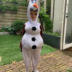 Chantal Janzen Instagram - Het is vrijdagmiddag en 24 graden. Wat trek je dan aan? Juist. Fijn weekend mensen!☀️ #daargaanweweer #kledennaarjemood #nietnaarhetweer #omdenken #olaf #frozen #frozenmetjekopindediepvriesja #ditwasblijkbaarzijnmood #dragenwaarjezininhebt #tuurlijk