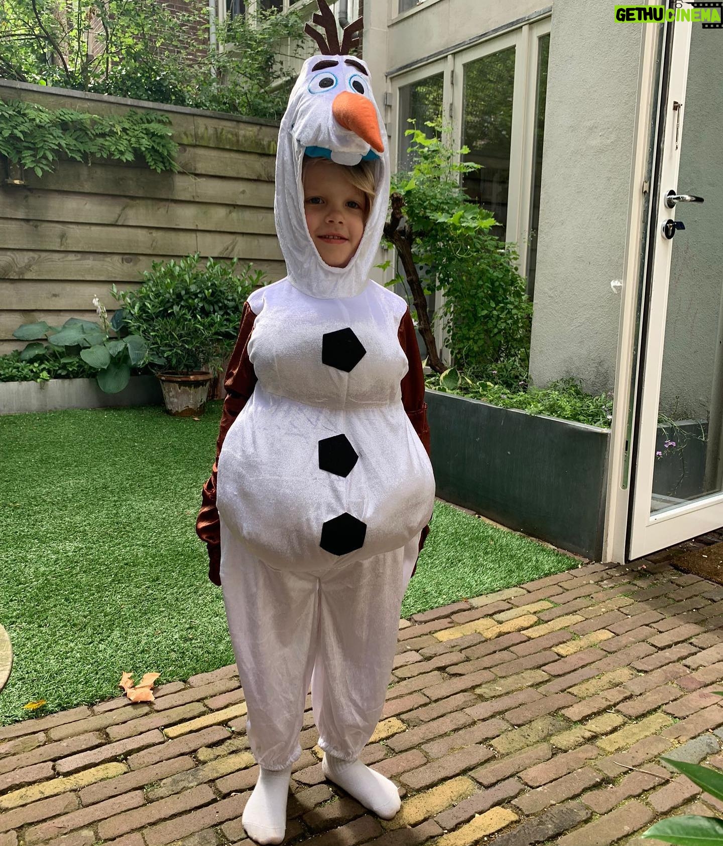 Chantal Janzen - 52.1K Likes - Het is vrijdagmiddag en 24 graden. Wat trek je dan aan?
Juist.
Fijn weekend mensen!☀️
#daargaanweweer #kledennaarjemood #nietnaarhetweer #omdenken #olaf #frozen #frozenmetjekopindediepvriesja #ditwasblijkbaarzijnmood #dragenwaarjezininhebt #tuurlijk