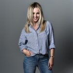 Chantal Janzen Instagram – Mijn favoriete speelgoed vroeger was de ‘Modewijzer’, waarmee je eigen outfits kon creëren op papier. Er was een reclame op tv van dit ding, en ik smeekte er echt om. Dat ik dolgelukkig was toen ik hem eindelijk kreeg met kerst, dat zie je wel aan m’n gezicht. M’n broer wist ook hoe graag ik dit wilde, dus die was plaatsvervangend blij. En dat zie je ook wel aan zíjn gezicht. Die Modewijzer heb ik echt versleten. Die krijtjes die erbij zaten leken dat al te zijn na pas 3x te hebben gebruikt. Maar, het idee van een eigen kledinglijn is altijd in mn hoofd gebleven, dat leek me geweldig. Maar ik wilde niet slechts het commerciële gezicht zijn van een merk, ik wil er echt mijn eigen ideeën en smaak aan toevoegen, van de vorm van de broeken tot aan de rits en knopen. En het moet een merk zijn wat ik zelf al draag. Dus ik ging praten met FIFTH HOUSE, daar hangt al vanaf de start veel van in m’n kast. Altijd gekocht, nooit gekregen. Daar moet ik het met Nikkie nog wel over hebben. Enfin. Met hen kwamen we al snel tot de invulling die paste. Nikkie’s bevlogenheid en betrokkenheid wat betreft haar merken is groot, dus samen hebben wij met het topteam van FIFTH HOUSE en &C, iets heel moois neergezet. Na bijna een jaar voorbereiding kunnen ze mijn vragen als ‘Kun je hier wel in fietsen’, ‘Kan dit ook met stretch’ en ‘Dit moet je toch ook met gympen kunnen dragen’ al bijna niet meer horen.
Ik kan niet wachten om de kleding in de winkels te zien hangen, laat staan iemand te spotten in mijn broek trui jas shirt of blouse. Wel zou ik bij deze graag aan jullie willen vragen om dan ter plekke naar mij te roepen: ‘Heb ik wat van je aan ofzo?’ Zodat ik daar dan volmondig en veel te blij ‘ja’! op kan zeggen. 
Nog efkes wachten, in januari 2024 ligt de collectie in de winkels. Ik kijk er naar uit. 

Och dit had os Sjetalleke van 7 jaor destieds ens motte weite.❤️

Dank @philippevogelenzang voor de prachtige campagne shoot.

&C FIFTH HOUSE
Fotografie @philippevogelenzang 
Styling
 @kelly_huijsman_styling 
Haar & makeup
 @lecolook 

&C FIFTH HOUSE
Vanaf januari 2024 
online en in de winkels verkrijgbaar.
