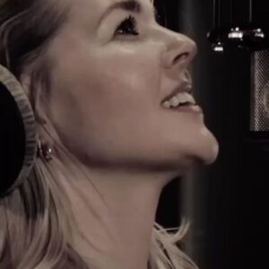 Chantal Janzen Instagram - Eens in de zoveel tijd vind ik het leuk om een liedje op te nemen, als me dat gevraagd wordt. Maar dan alleen als het me raakt. Bij deze was dat het geval. Hoe kon het ook anders, in ons dialect. Het is mooi geworden lieve Bart, Sjors en Lex! 
‘Ut letste leedje’, is vanaf vandaag te beluisteren.
Danke des se mich vroogs, @lexuiting ❤️, ut is dr ech eine veur Vastelaoves dinsdaagaovend gewaore🥲

Music & lyrics:
@lexuiting 
@itsbart 
@sjorsvandeneerenbeemt 
@heuvelbas @joost_kroon 
📹 @meike_vonder
@motionanddesign