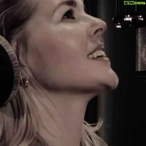 Chantal Janzen - 52.2K Likes - Eens in de zoveel tijd vind ik het leuk om een liedje op te nemen, als me dat gevraagd wordt. Maar dan alleen als het me raakt. Bij deze was dat het geval. Hoe kon het ook anders, in ons dialect. Het is mooi geworden lieve Bart, Sjors en Lex!
‘Ut letste leedje’, is vanaf vandaag te beluisteren.
Danke des se mich vroogs, @lexuiting ❤️, ut is dr ech eine veur Vastelaoves dinsdaagaovend gewaore🥲
Music & lyrics:
@lexuiting
@itsbart
@sjorsvandeneerenbeemt
@heuvelbas @joost_kroon
📹 @meike_vonder
@motionanddesign
