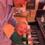 Chantal Janzen Instagram – Of ik iets met de piano heb, was de vraag van Rtl toen ze dit programma aan me voorlegden. Dat ik ‘iets met piano heb’ is een understatement. Ik ben ermee opgegroeid. Ik weet niet beter dan dat ik altijd pianospel hoorde thuis, en dat kwam door mijn vader. Mijn broer en ik zijn opgevoed met heel veel muziek thuis, jazz, Nina Simone, veeeel Duitse schlagers, chansons (mama), James Last, Richard Clayderman, Louis van Dijk, allemaal gespeeld door papa op de piano. Want *zet nu je Jambers-stem op*: Overdag was hij zweminstructeur, maar ‘s avonds en in de weekenden was hij pianist. Daar verdiende hij niet de wereld mee, maar hij MOEST het doen. Vanuit zichzelf, vanuit de liefde voor dat instrument. Nu geniet hij van zijn pensioen, maar speelt nog steeds. Zoals ‘n paar keer per week vrijwillig in de hal van het ziekenhuis in Venlo. ‘Om ‘t voor de mensen daar wat leuker te maken’, zegt hij zelf. Trots zijn we op ‘m. M’n broer en ik, en later ook onze kinderen werden al vanaf dat we baby waren op die kruk gezet. Iedere keer als ik pianospel hoor brengt het me thuis. Herinneringen uit en voor het leven. Alleen maar moois, warms en goeds. Iedereen heeft toch wel íets met de piano?
Zo’n openbare piano die wordt bespeeld op een station, op een plein, in een hal, of op straat brengt altijd iets positiefs. Ik denk dan altijd Wie zíj́n deze mensen? Wat is hun verhaal? Wat doen ze in ‘t dagelijks leven? Met plezier en ontroerd mocht ik naast hen zitten en luisteren naar de amateur-pianisten die plaats namen op onze kruk. En ik heb er niet doorheen gekwaakt (zie laatste video). Met als verrassing voor hen, worden bewonderd door 1 van onze beste concertpianisten @dariavandenbercken , en @dominicseldisofficial en @vanvelzenmusic . 
En nu mogen JULLIE hier eindelijk van genieten. Van hun verhalen, hun drijfveer en vooral: hun liefde voor de piano. Het favoriete muziekinstrument van de mens. 
Ik hoop dat jullie gaan kijken. En mocht je iets anders gaan kijken, hallo nieuwe wereld, kijk het dan terug. Want ja, het is een gedurfd programma van en bij Rtl.❤️
En dankjewel pap

Vanavond 20.30u op Rtl4, De Piano.