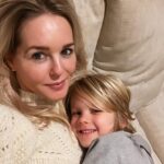 Chantal Janzen Instagram – Zaterdagavond❤️ 

Ik vind t dus ZO fijn om nergens heen te hoeven in het weekend ‘s avonds, en op mn bank te liggen met ‘n deken, chocola, chips en thee. En als we wèl iets hebben afgesproken vind ik het helemaal niet erg als het afgezegd wordt. Ja ik ben verschrikkelijk. 

#saaiesien #zegdatditokis