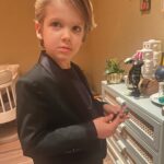 Chantal Janzen Instagram - ❤️ 1. Zelf gestylede outfit voor het kerstdiner op school 2. Het haar moest gekamd en er moest ‘van dat haarspul’ in en ‘het luchtje van Leco’ moest op 3. Toen hij hoorde dat hij niet z’n hele huisraad mee naar ‘t kerstdiner mocht nemen